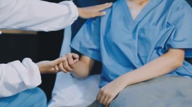 Üniformalı doktor bir tıbbi ekiple hastayı muayene ediyor. tıbbi konsept