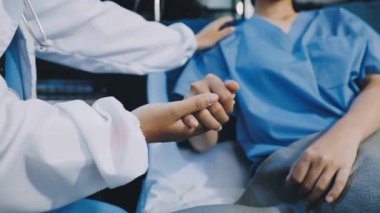 Hastanedeki genç kadın. Elinde steteskop olan doktor..
