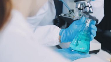 Laboratuvarda çalışan bilim adamı.