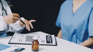 Hastane personeli çalışıyor.