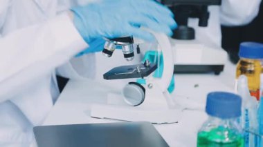 Mikroskobu olan bir laboratuvarda bilim adamı