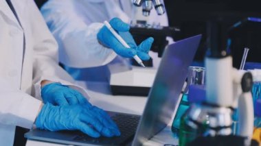 Laboratuvarda bilgisayar kullanan bir bilim adamı. bilimsel araştırma