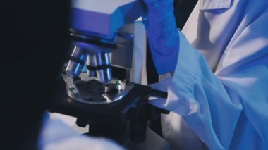 Yakın plan. Bilim adamı elleri sıvı bir tüp tutuyor..