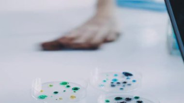 Beyaz arkaplanı olan bir bardak suyun yakın plan çekimi.