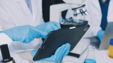 Bilim adamı tablet üzerinde çalışıyor.