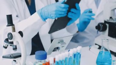 Laboratuvarda çalışan genç kadın bilim adamı