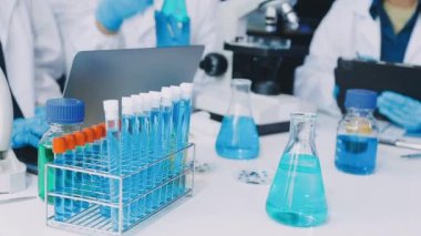 Laboratuvarda çalışan bilim adamı.