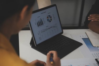 Modern dizüstü bilgisayarla gelir tabloları ve grafiklerini analiz eden iş ekibini kapatın. İş analizi ve strateji kavramı.