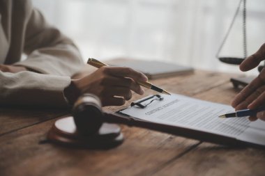 İşletme ve avukatlar ofiste yüksek rütbeli avukatlarla sözleşme belgelerini tartışıyorlar. Hukuk, hukuk hizmetleri, danışmanlık, adalet ve hukuk konsepti film tahıl etkisi ile resim