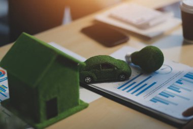 Yeşil Enerji Şirketi, güneş pili ve rüzgar türbini jeneratörü ile sürdürülebilir ve yenilenebilir temiz enerji ürünlerinin pazarlanmasını planlayan ve görüşen iş adamlarıyla görüşüyor. Önde.