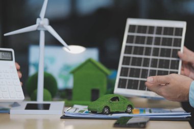 Yeşil Enerji Şirketi, güneş pili ve rüzgar türbini jeneratörü ile sürdürülebilir ve yenilenebilir temiz enerji ürünlerinin pazarlanmasını planlayan ve görüşen iş adamlarıyla görüşüyor. Önde.