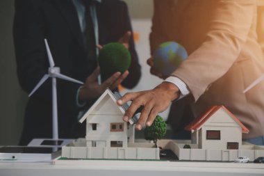 Yeşil Enerji Şirketi, güneş pili ve rüzgar türbini jeneratörü ile sürdürülebilir ve yenilenebilir temiz enerji ürünlerinin pazarlanmasını planlayan ve görüşen iş adamlarıyla görüşüyor. Önde.