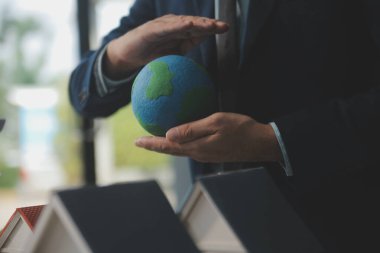 Yeşil Enerji Şirketi, güneş pili ve rüzgar türbini jeneratörü ile sürdürülebilir ve yenilenebilir temiz enerji ürünlerinin pazarlanmasını planlayan ve görüşen iş adamlarıyla görüşüyor. Önde.