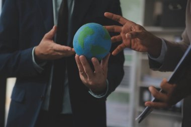 Yeşil Enerji Şirketi, güneş pili ve rüzgar türbini jeneratörü ile sürdürülebilir ve yenilenebilir temiz enerji ürünlerinin pazarlanmasını planlayan ve görüşen iş adamlarıyla görüşüyor. Önde.