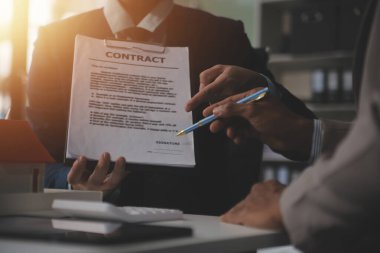 Hippi işadamı ve ofis sahibi ve enerji mühendisi inşaat halindeki bina için bir güneş paneli inşa etmeyi planlıyor. Temiz ve yeşil alternatif enerji kavramı.