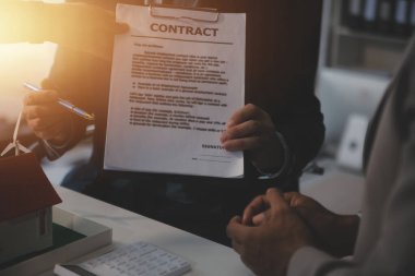 Hippi işadamı ve ofis sahibi ve enerji mühendisi inşaat halindeki bina için bir güneş paneli inşa etmeyi planlıyor. Temiz ve yeşil alternatif enerji kavramı.