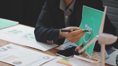 İş kadını finansal tabloları analiz ediyor ve masa başında dizüstü bilgisayar kullanıyor. İş görüşmesi kavramı.