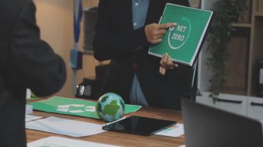 İş yerinde dizüstü bilgisayarı ve dijital tableti olan iş adamı, ofis geçmişi, yakın plan