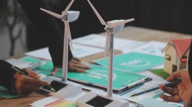 İş ekibi toplantısı ve ofiste beyin fırtınası.