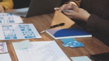 çizimler ile çalışan tasarımcı