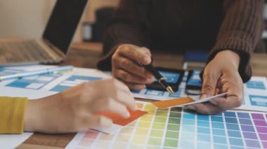Ofiste renk kumaşı ile çalışan yaratıcı tasarımcı