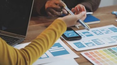 iş tasarımcısı iş yerinde tablet ve dijital tabletle proje tartışıyor.