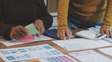 Tasarımcı masasında bir projeyle çalışıyor.