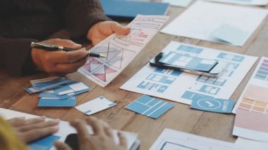 proje üzerinde birlikte çalışan ve proje planlayan yaratıcı takım tasarımcısı