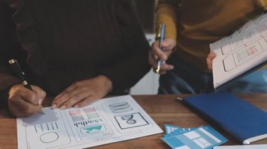 Ofiste belgelerle çalışan iş ekibi, yakın plan.