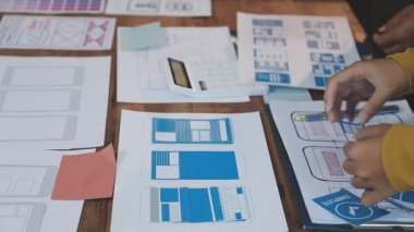 İş adamları bir proje üzerinde birlikte çalışıyorlar.