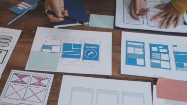 Akıllı telefon ve dijital tablet ve işyeri ile çalışan tasarımcı