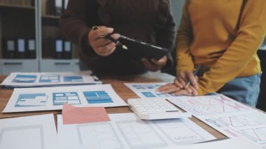 Tasarımcı plan üzerinde çalışıyor ve kağıt üzerine çizim yapıyor