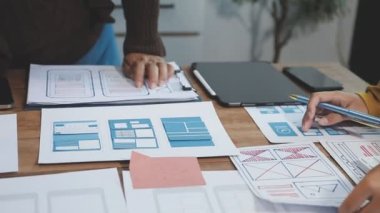 tablet bilgisayar ile çalışan tasarımcı