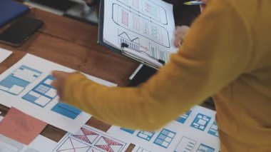 Dijital tabletle iş ekibi toplantısı, beyin fırtınası.