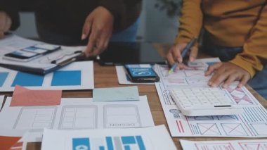 Genç yaratıcı tasarımcı ekibiyle çalışıyor.