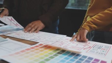 Tasarımcılar renk paleti ile çalışma