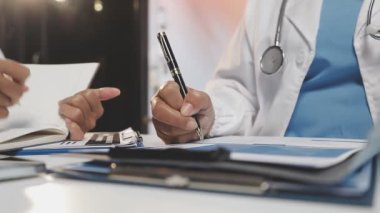 Tıp doktoru defterine el yazısı yazmış.