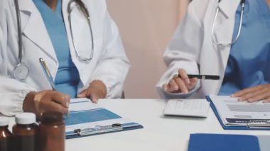 Doktor bir panoda yazıyor