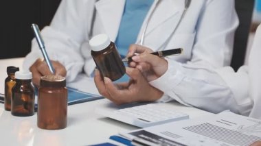 Ofisinde ilaç şişesi olan kadın doktor.
