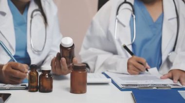 Klinikte steteskop ve pano tutan doktor.