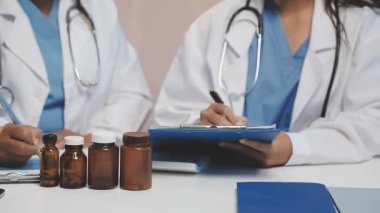 Masada steteskoplu bir doktor var..