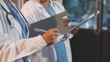 Doktor elinde steteskoplu tablet bilgisayarla hastane, tıp ve tıp konseptini tutuyor.