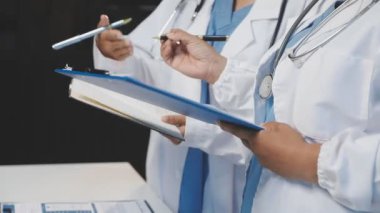 Doktor önlüklü, elinde steteskop tutuyordu.