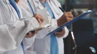 Beyaz önlüklü doktor hastanede pano tutuyor. tıbbi konsept