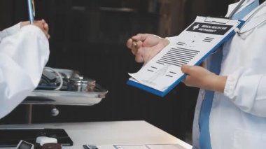 Mavi steteskoplu beyaz gömlekli bir doktor..