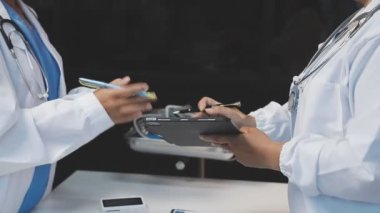 Doktorlar ellerinde tıbbi cihazlar tutuyor.