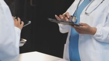 Klinikte tablet bilgisayarlı bir doktor