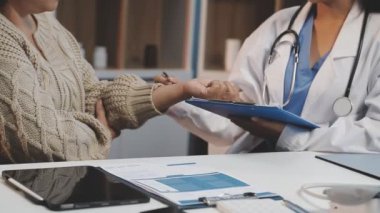 Kadın doktor ve hasta hastanedeki sağlık geçmişiyle tartışıyorlar. tıbbi servis kavramı.