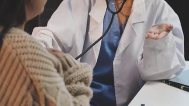 Stetoskop tutan kadın doktorlara yakın çekim