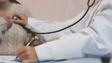 Hastanede kan basıncını ölçen genç bir doktor.